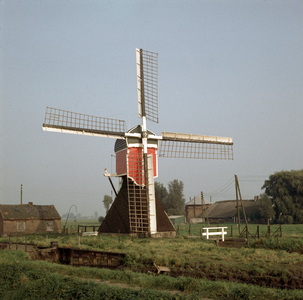 849380 Gezicht op de de Buitenwegse Molen (Hollandse wipmolen, Nedereindsevaart 2) te Oud-Zuilen (gemeente Maarssen).